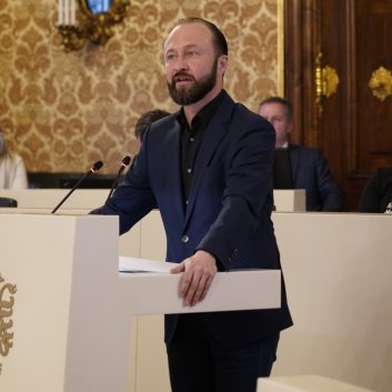 Max_Rednerpult_Quadrat